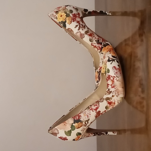 Bamboo Faux Leather Flowered High Heels 7.5 - Picture 2 of 8